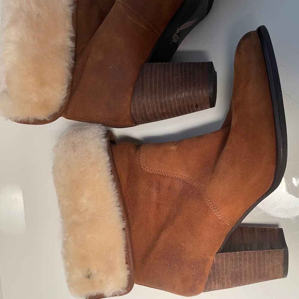 Like New, Ugg Women’s Layna Genuine Sherling Leather Cuff  Boots 1005955 - Picture 8 of 8